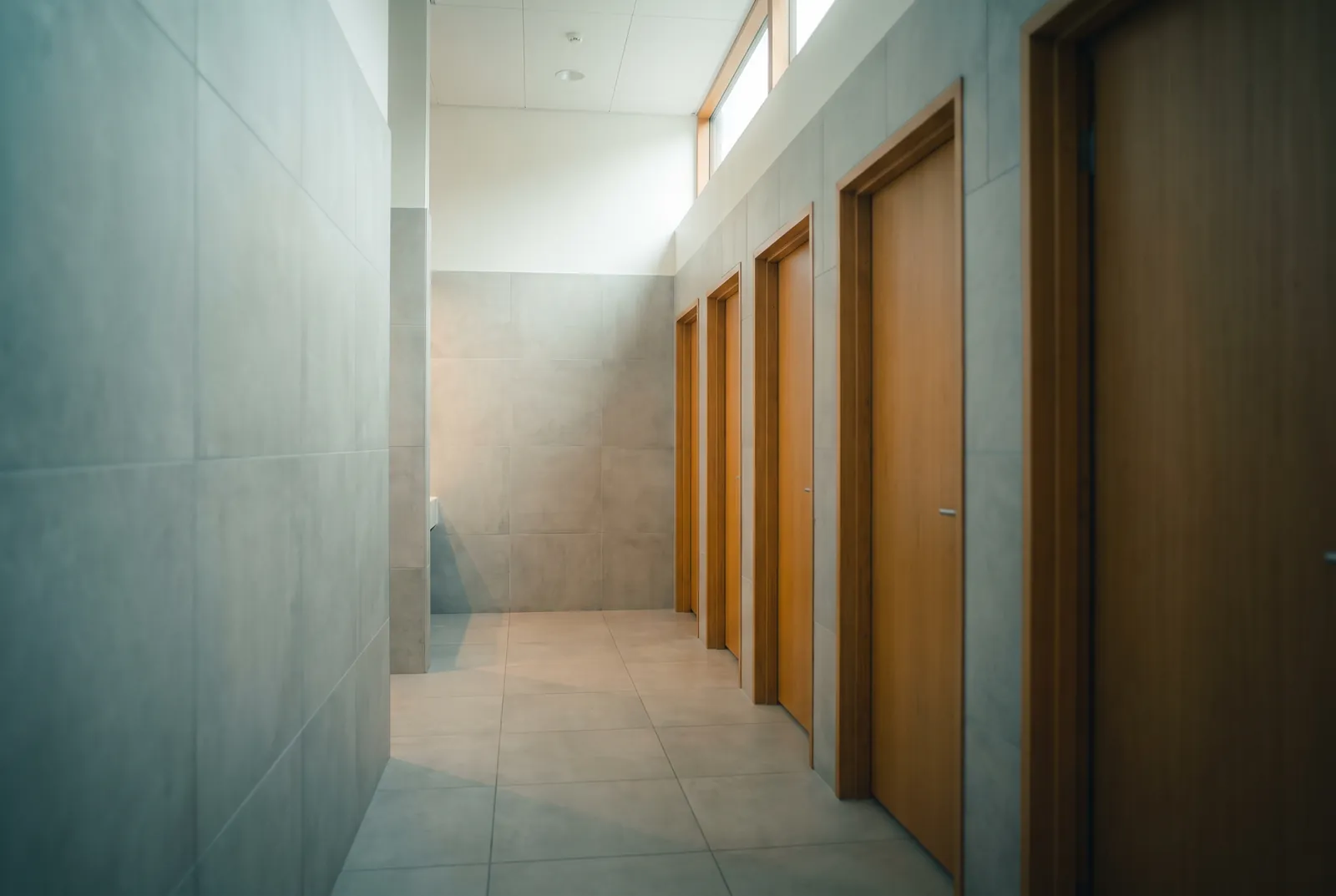 En ren, tom gang i et offentligt toilet