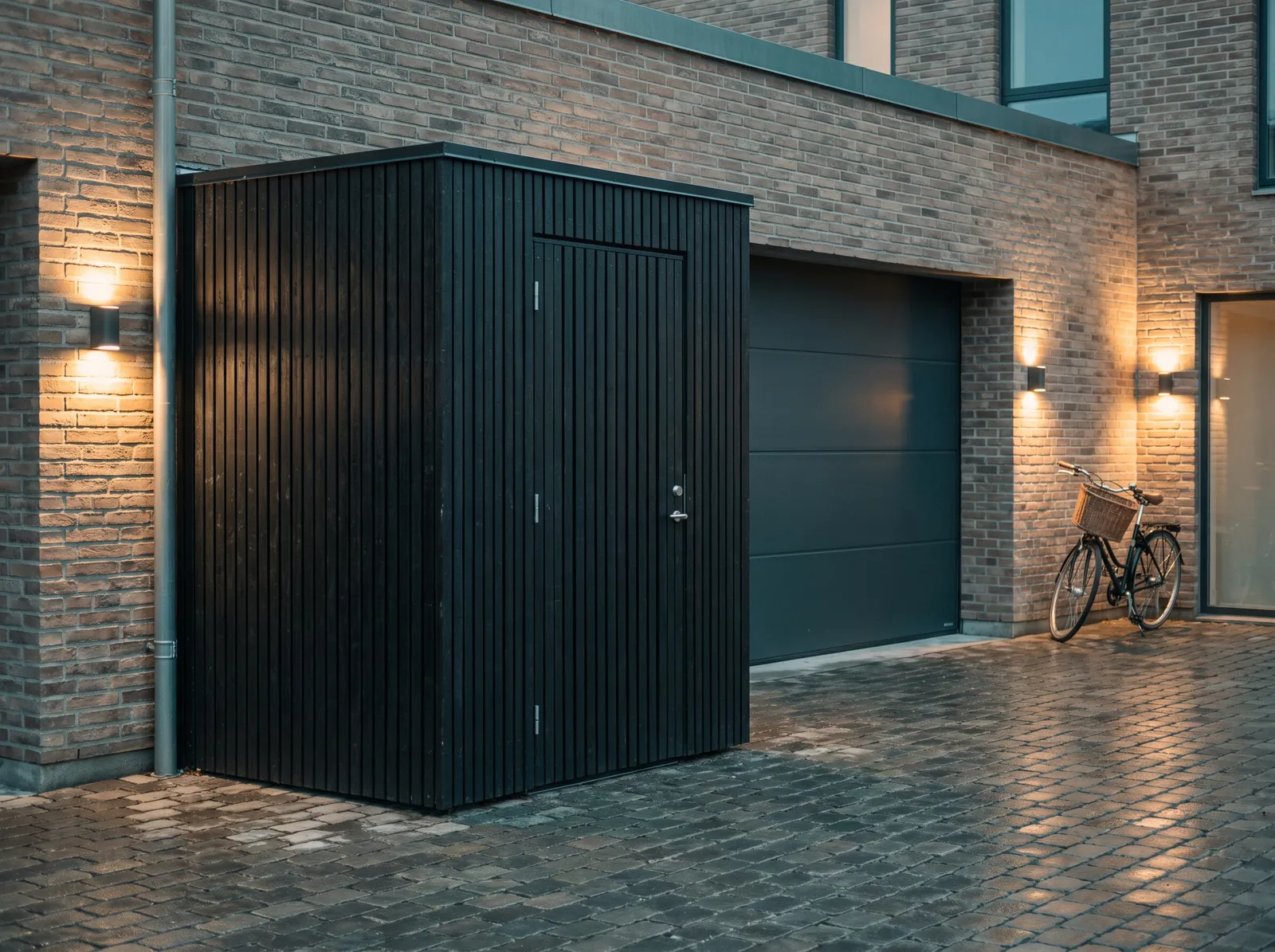 Et affaldsskur i træ ved siden af en garageport i en gård